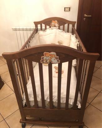 lettino in legno Erbesi con paracolpi incluso.