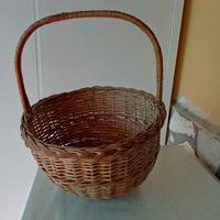 Cestino e sedia di paglia