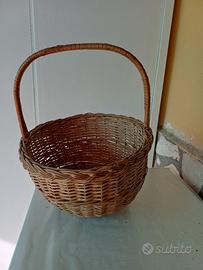 Cestino e sedia di paglia