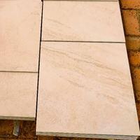 Pavimento 60 mq. in gres 45x45 + battiscopa 18 ml.
