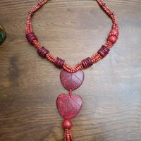 Collana bordeaux con perline e dischetti 
