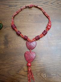 Collana bordeaux con perline e dischetti 