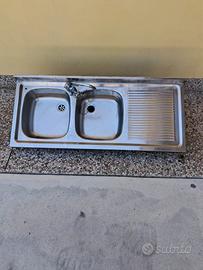 Lavandino in acciaio più rubinetto