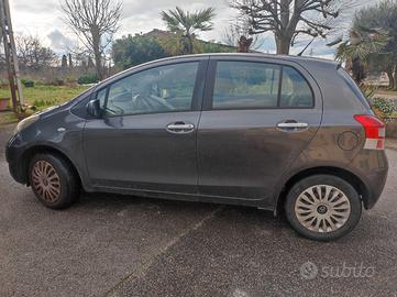 AUTOTOYOTA YARIS_NEOPATENTATI  €3750,00 TRATTABILI