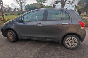 AUTOTOYOTA YARIS_NEOPATENTATI  €3750,00 TRATTABILI