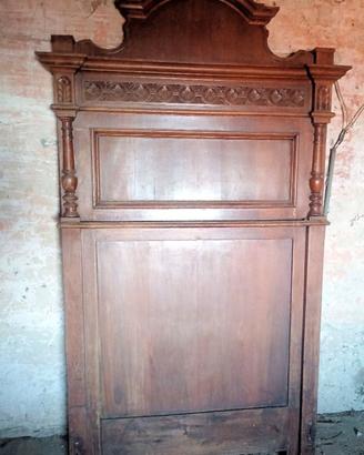 Vecchio letto in noce un piazza.