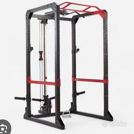 rack con lat machine palestra 