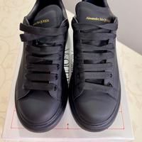 Alexander McQueen nere