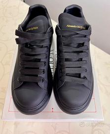 Alexander McQueen nere