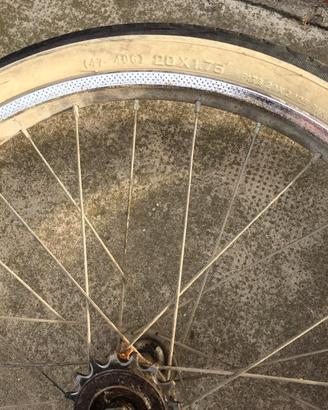 N 1 ruota completa e alcuni copertoni per graziell