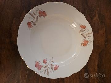Piatti in porcellana decorati a mano