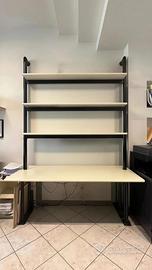 Postazione lavoro scrivania e scaffale