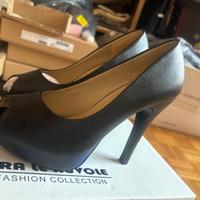 Decolté nere con tacco alto e plateau