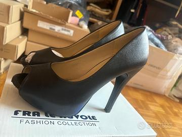 Decolté nere con tacco alto e plateau