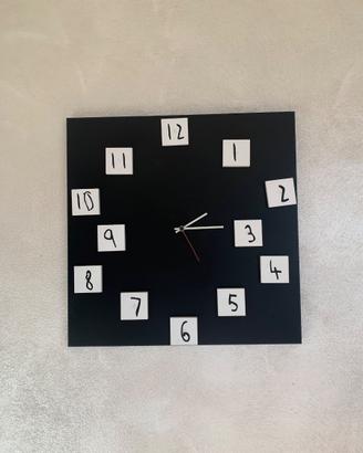 Orologio da parete con numeri magnetici
