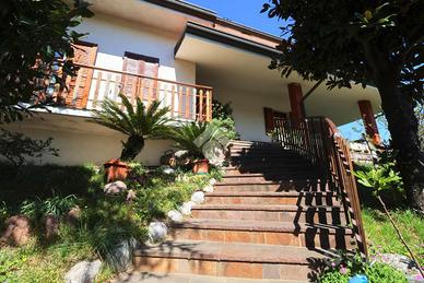 VILLA SINGOLA A FAEDIS