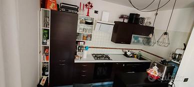 cucina con elettrodomestici 