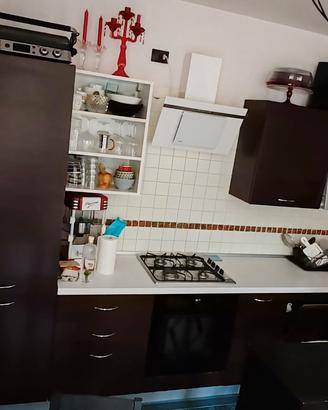 cucina con elettrodomestici 