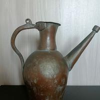 Brocca antica in rame con beccuccio