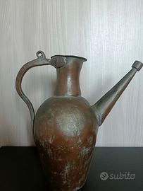 Brocca antica in rame con beccuccio