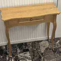 Elegante credenza/console in foglia d’oro.