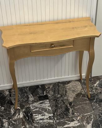 Elegante credenza/console in foglia d’oro.