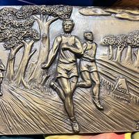 Basso rilievo in bronzo firmato “Arpeco”- Atletica