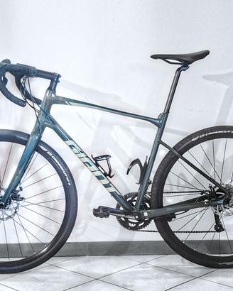 Gravel Giant Revolt, bici da corsa freni a disco L