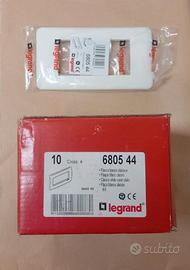 pz.10 680544 LEGRAND CROSS - PLACCA 4 POSTI BIANCO