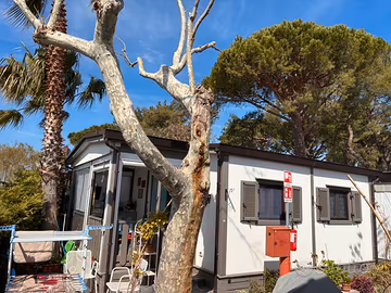 Casetta prefabbricata in riva al mare