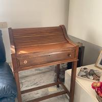Piccolo scrittoio in legno con apertura scorrevole