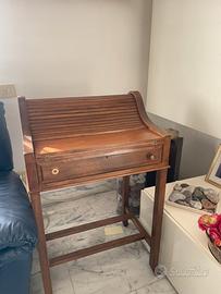 Piccolo scrittoio in legno con apertura scorrevole