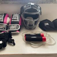 Boxe pugilato ragazza guantoni casco paraseno