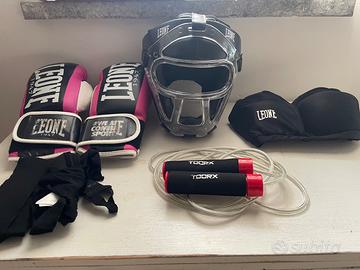Boxe pugilato ragazza guantoni casco paraseno