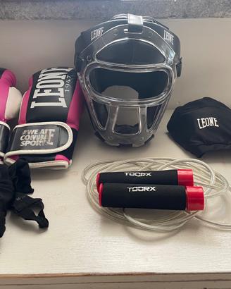 Boxe pugilato ragazza guantoni casco paraseno