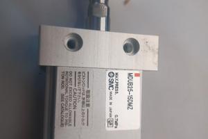 cilindro pneumatico a piastra doppio effetto SMC