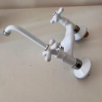 Rubinetto a muro bianco smaltato