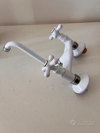 Rubinetto a muro bianco smaltato