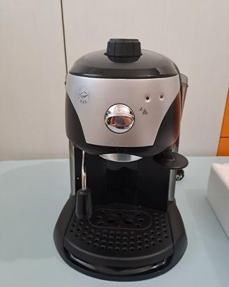 Macchina DeLonghi per caffè espresso e cappuccino 