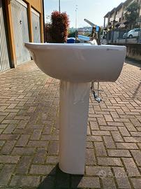 lavabo con colonne e miscelatore