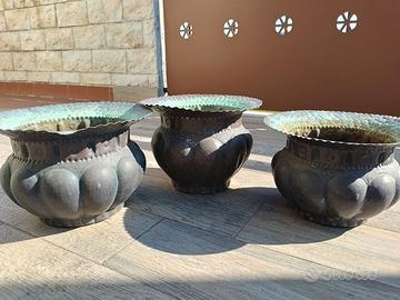 Tre Portavasi in rame martellato