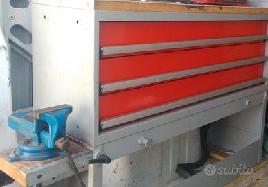 Allestimento officina mobile per furgone con scaff