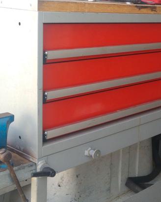Allestimento officina mobile per furgone con scaff