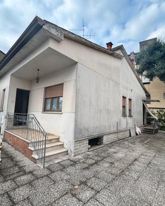 San Giovanni Lupatoto centro: casa singola con cor