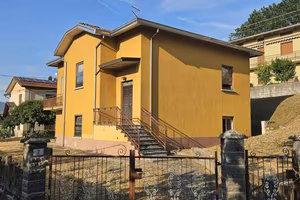 Villa di 200 m² con più di 5 locali e box auto a V