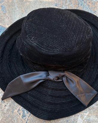 Cappello da donna in velluto nero