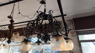 Lampadario in ferro battuto anticato