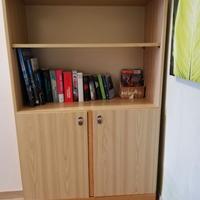 Mobile con libreria in legno