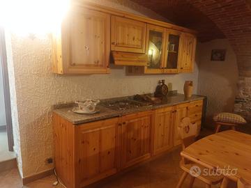 Cucina rustica in legno di pino massiccio