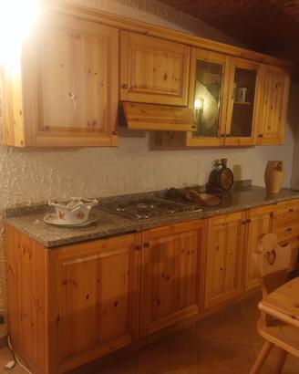 Cucina rustica in legno di pino massiccio